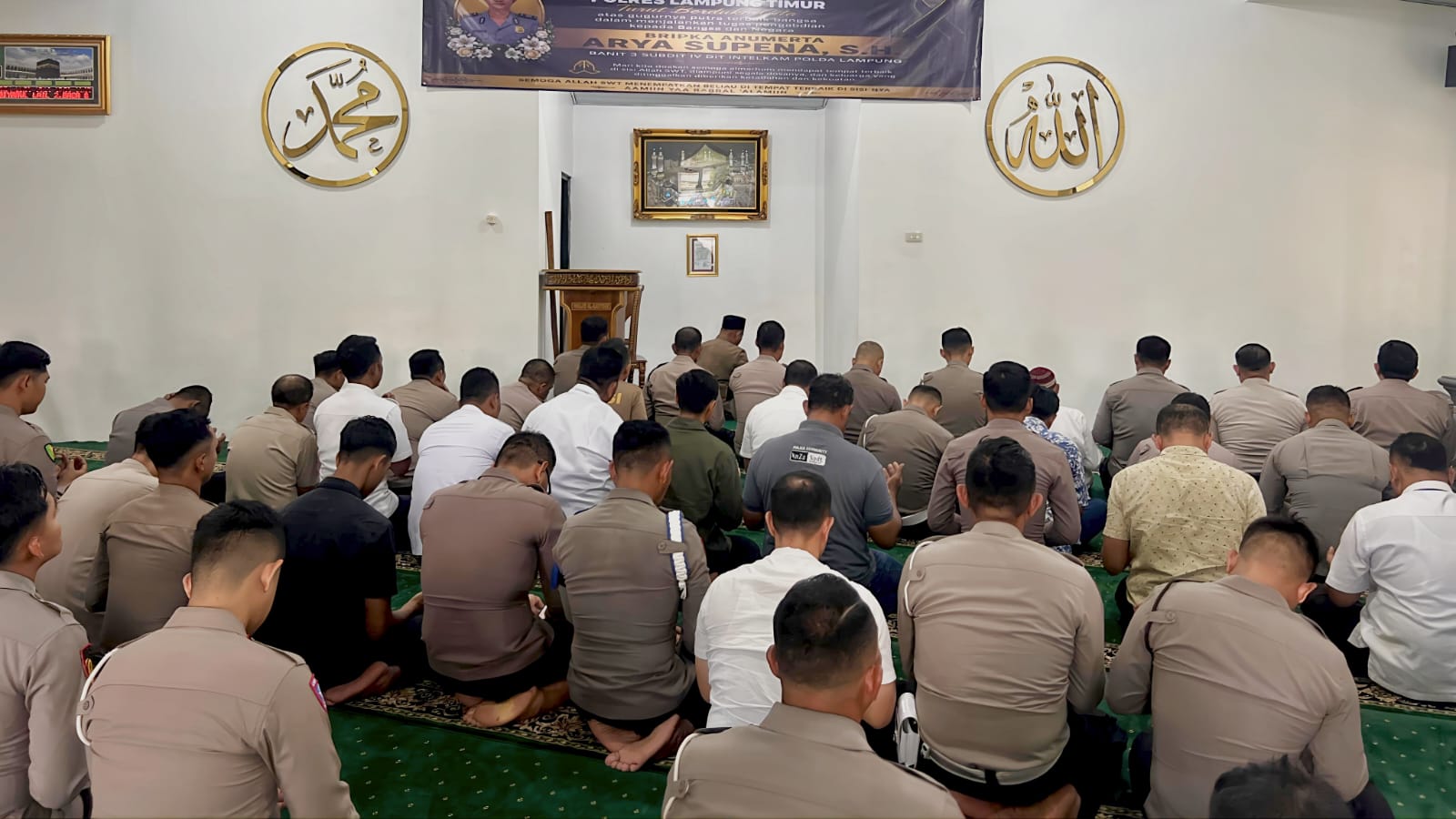 Polres Lampung Timur Gelar Salat Gaib untuk Bripka Anumerta Arya Supena