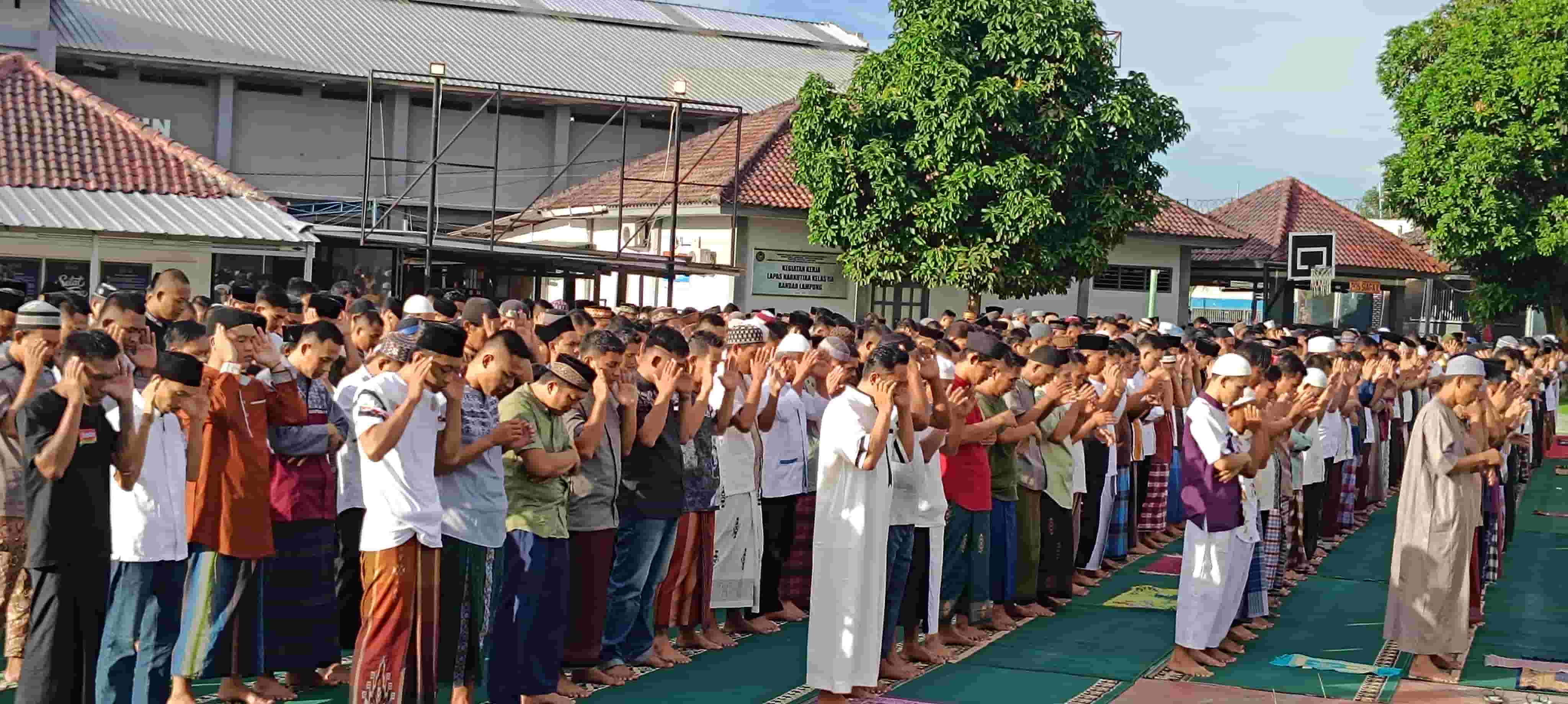 Ratusan napi Lapas Narkotika Bandar Lampung salat Idul Adha.