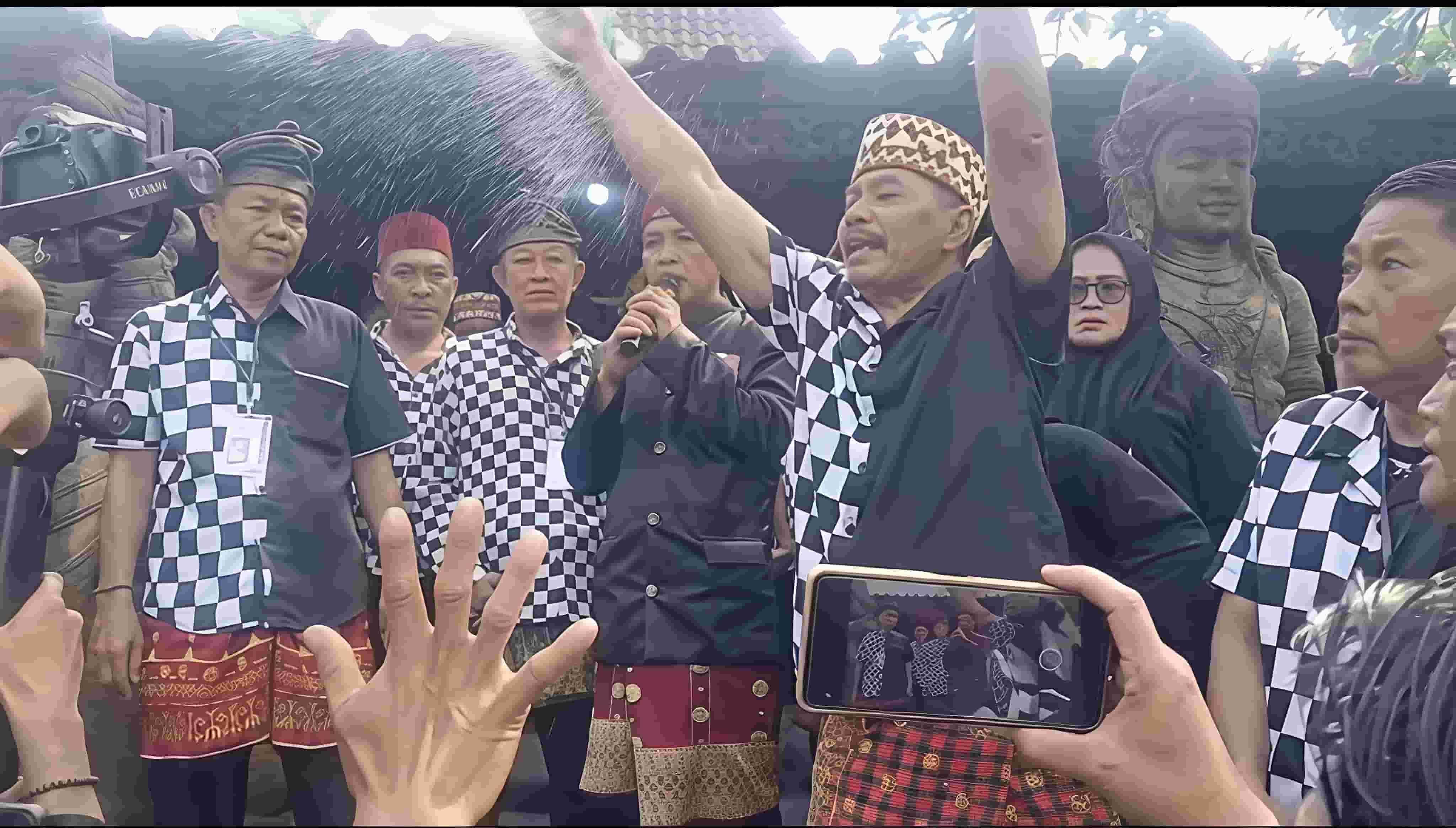 Kecewa Jokowi Batal ke Lampung Timur, Warga Banting Sembako