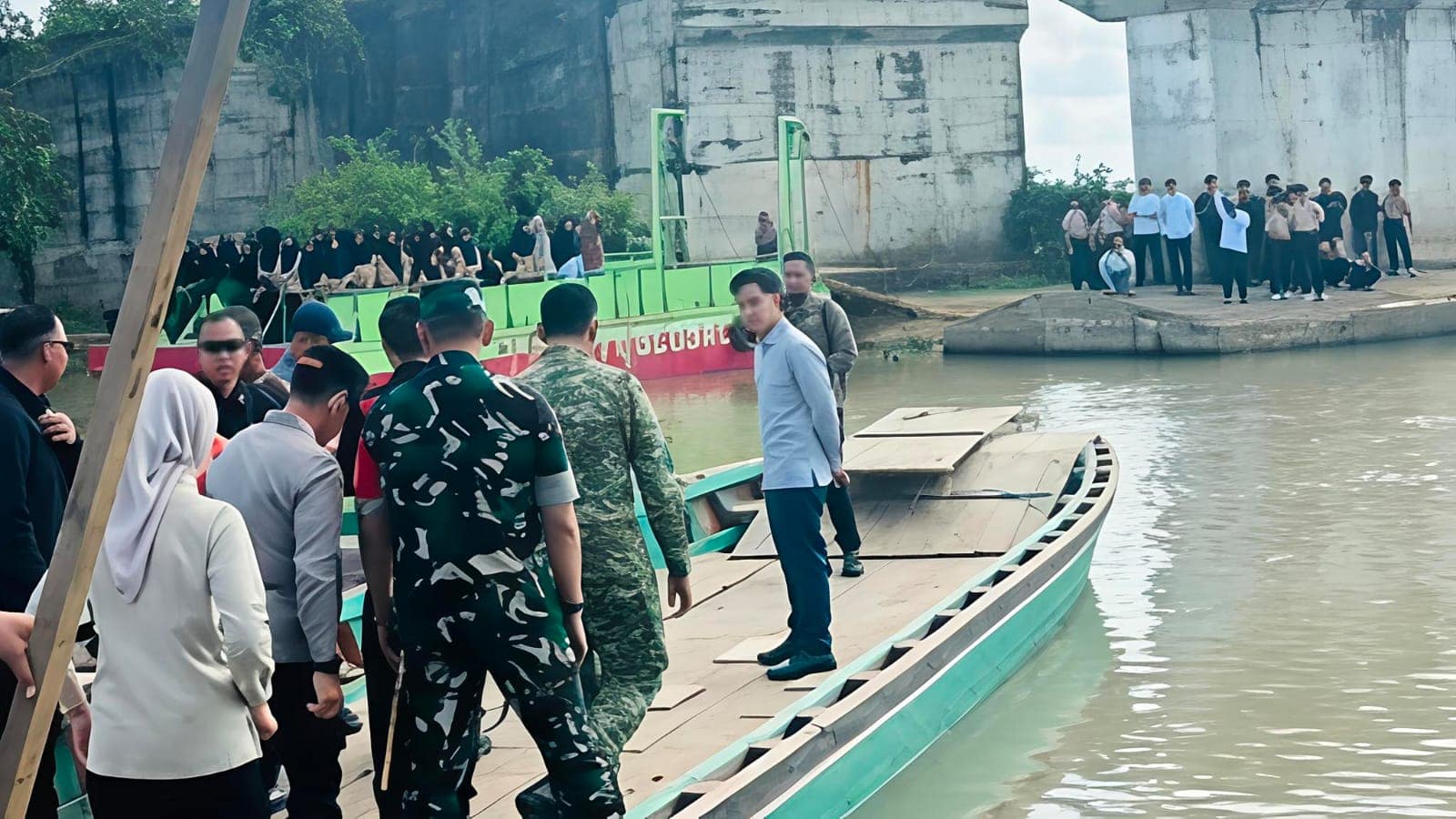 Warga Rela Berdesakan, Demi Lihat Wapres Gibran Tinjau Jembatan Kali Pasir Lampung Timur
