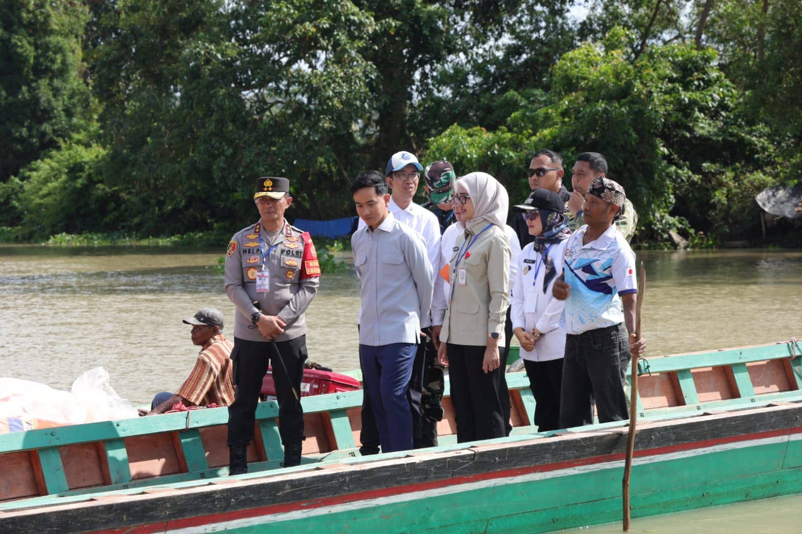 Wapres Gibran Naik Perahu Ketek Tinjau Proyek Jembatan Kali Pasir di Lampung Timur