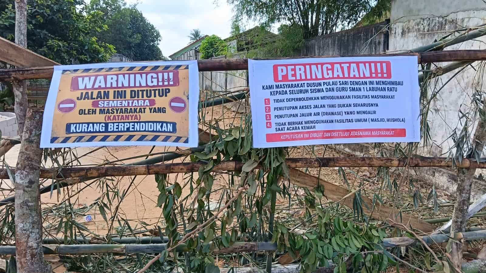 DITUTUP: Protes tiga anak tidak lolos SPMB jalan masuk SMAN 1 Labuhan Ratu ditutup.
