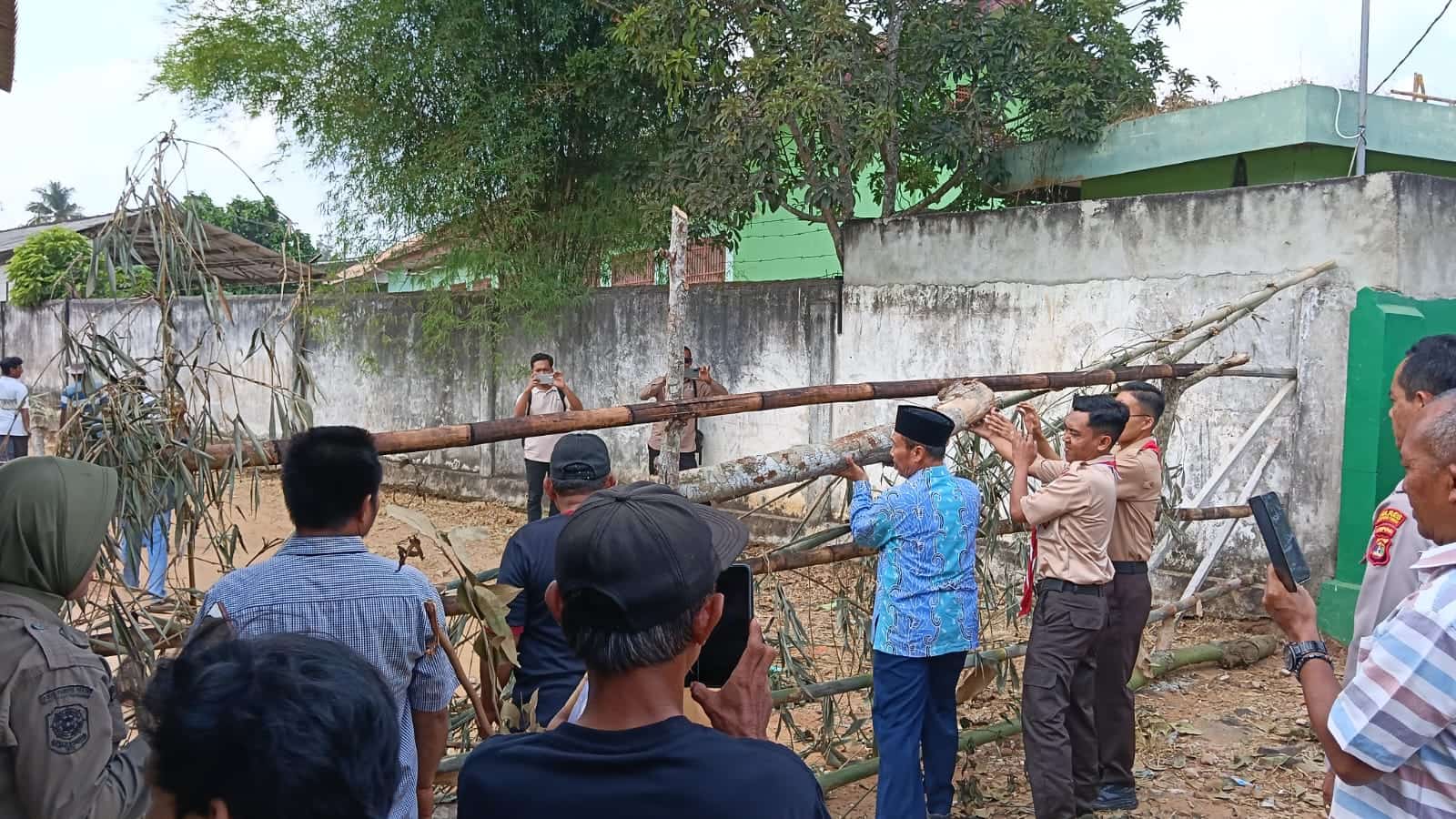 DIBUKA: Warga bersama pihak sekolah membuka kembali akses jalan SMAN 1 Labuhanratu yang sempat ditutup.