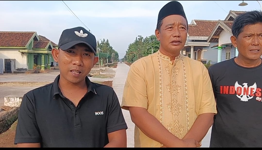 Patut Dicontoh! Warga Bandar Agung Gotong Royong Cor Jalan hingga 5 KM