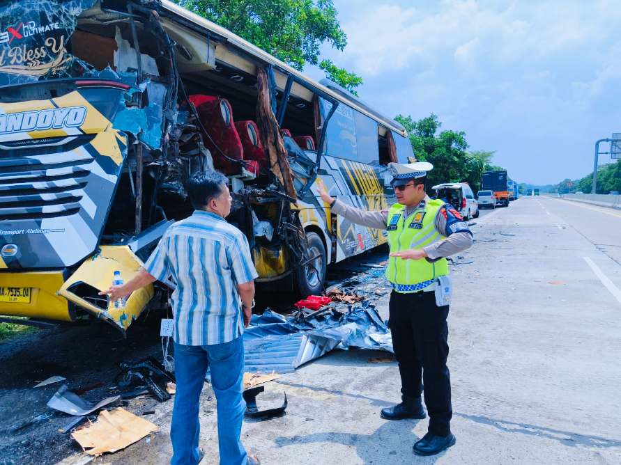 Truk Fuso Tabrak Bus di Tol Bakter, 4 Korban Luka