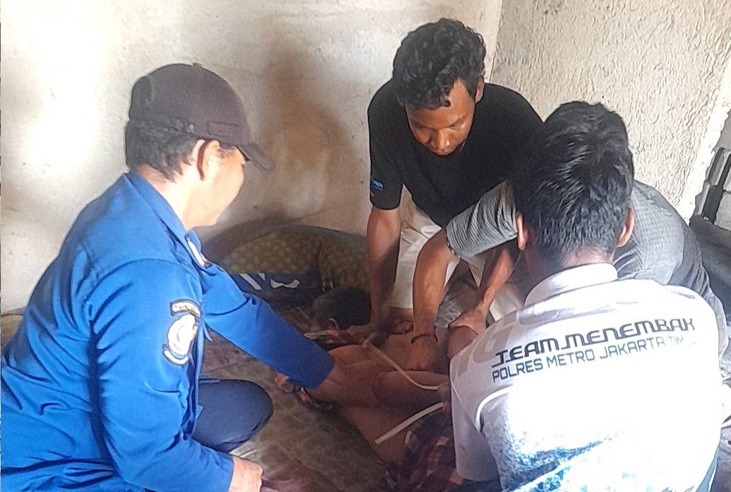 Petugas pemadam kebakaran dan warga saat proses evakuasi seorang duda depresi