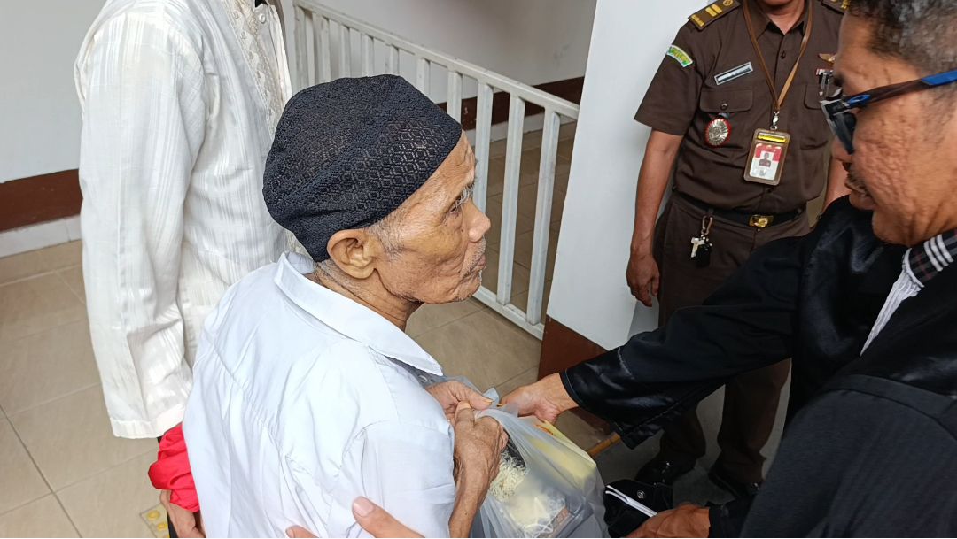 Gelapkan Getah Karet Untuk Tutupi Lapar, Kakek Renta di Lamsel Jadi Terdakwa