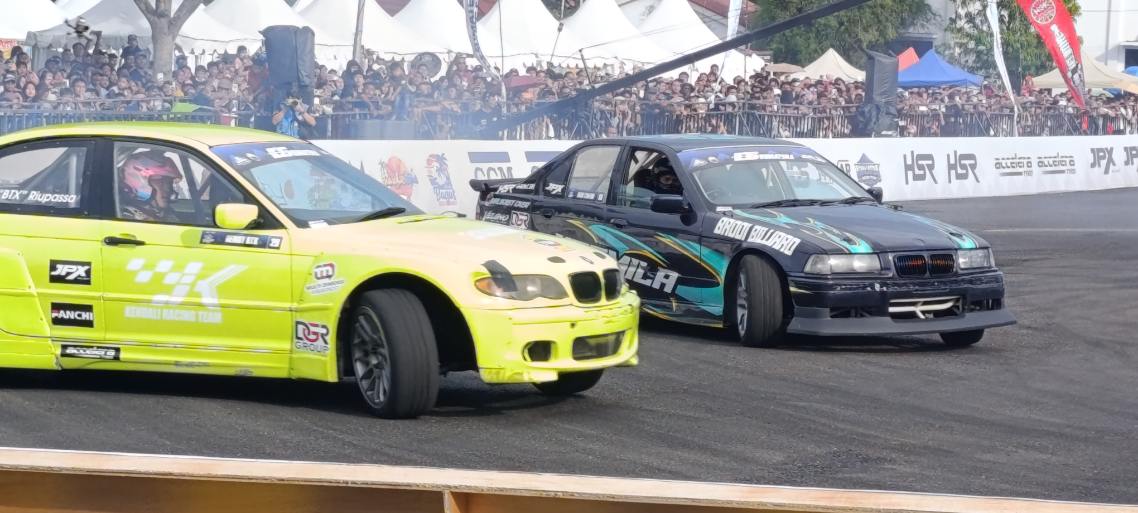Para drifter bersaing ketat mendulang poin di ajang Indonesia Drift Series of Sumatera.