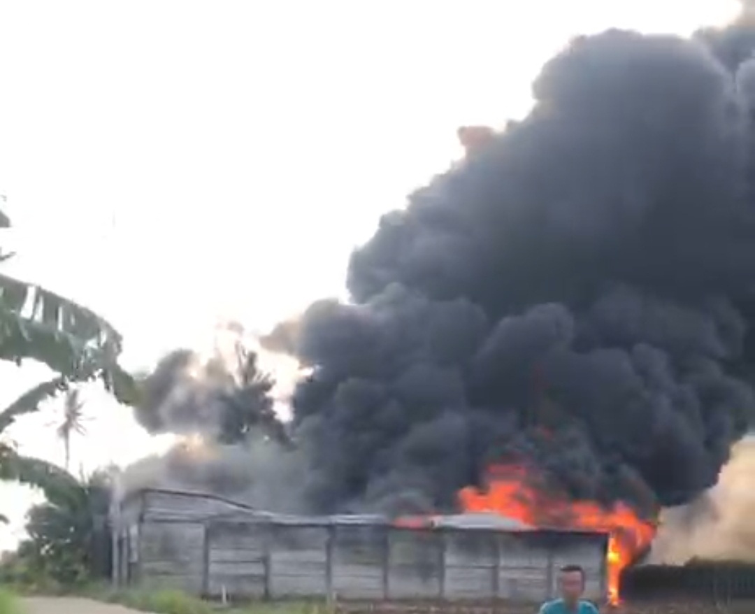 Penampakan gudang BBM diduga ilegal terbakar hebat.