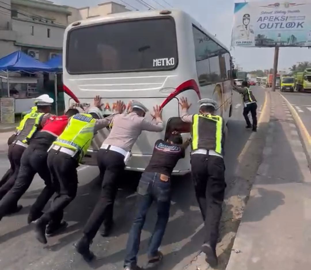Detik-Detik Polisi Dorong Bus Mogok Penuh Penumpang Dekat Bandara Raden Intan II