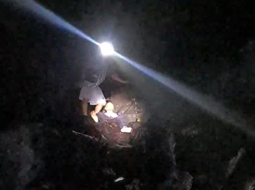 Dramatis, Petugas Damkar Evakuasi Pengunjung Hilang di Lokasi Wisata Air Terjun