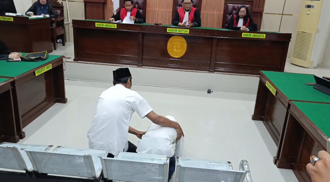 Sujud Syukur Kakek Mujiran Paska Vonis Hakim
