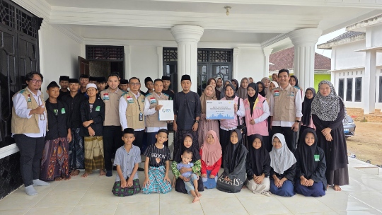 YBM dan Srikandi PLN UP3 Metro Salurkan Bantuan Sosial untuk Santri Ponpes Al Imam Kibang di Momentum Idul Adha