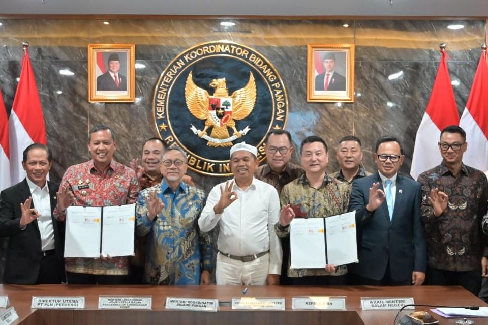Menteri Koordinator Bidang Pangan, Zulkifli Hasan, Menteri Lingkungan Hidup, Hanif Faisol Nurofiq (kiri), Wakil Menteri Dalam Negeri, Bima Arya Sugiarto, Gubernur Jawa Barat, Dedi Mulyadi, Wali Kota Bekasi, Tri Adhianto Tjahyono, Chief Investment Off