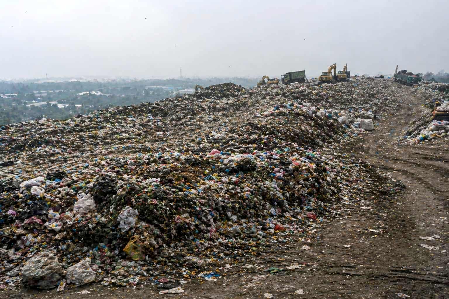Ilustrasi Tempat Pembuangan Akhir (TPA) yang kian penuh dan melewati batas kapasitas. Percepatan Pengolahan Sampah menjadi Energi Listrik (PSEL) kian mendesak untuk memangkas volume sampah, sekaligus mengubah beban menjadi sumber energi.