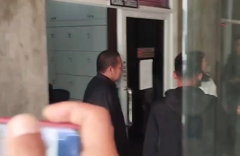 Mantan Gubernur Lampung Arinal Djunaidi saat menuju ruang pemeriksaan kejati.