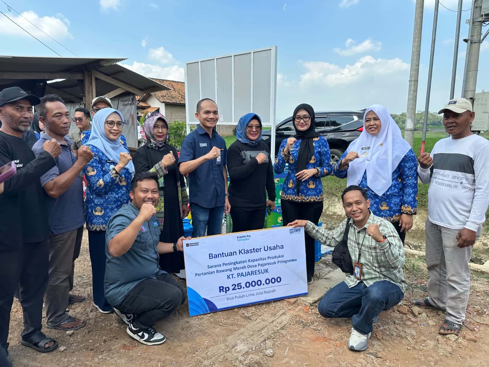 Penyerahan Bantuan Sarana dan Prasarana Klaster Tani Bawang Merah Pajaresuk Perkuat Ketahanan Pangan