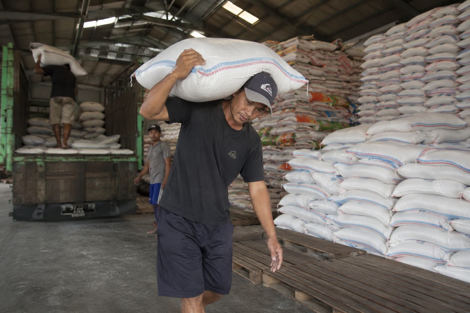 Harga Belum Deal, Bulog Tak Bisa Jual Beras ke Malaysia dan Singapura