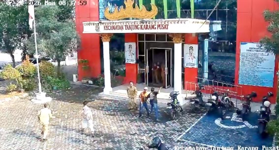Aksi Curanmor di Kantor Kecamatan Tanjungkarang Pusat, Pelaku Acungkan Diduga Senjata Api saat Kabur