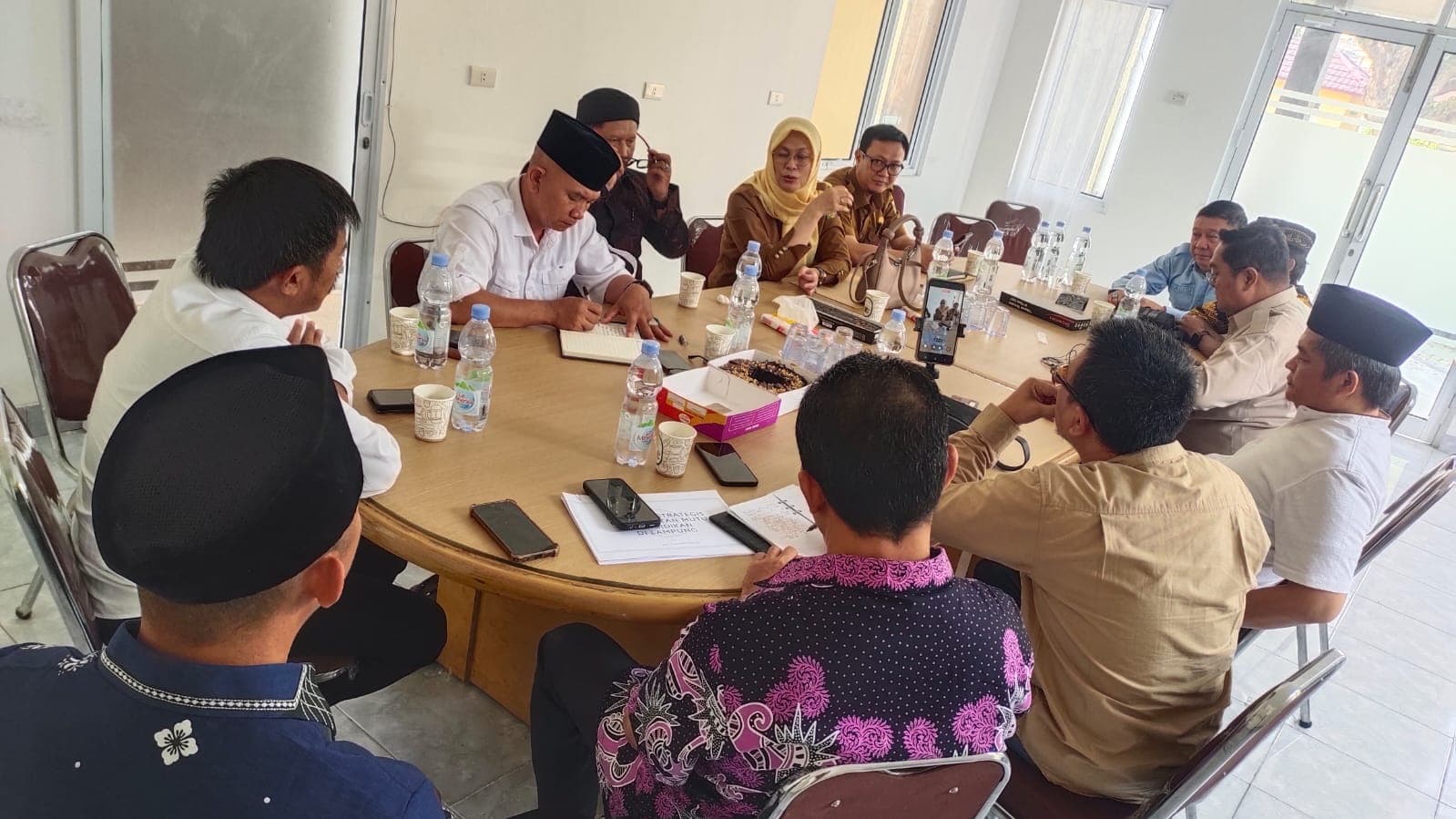 URAI PERSOALAN PENDIDIKAN: Dewan Pendidikan Provinsi Lampung bersama Ketua MKKS SMAN dan SMKN, Forum SMA/SMK Swasta, serta Punggawa Madrasah Aliah di sekretariat Dewan Pendidikan setempat, Selasa (7/7/2026).