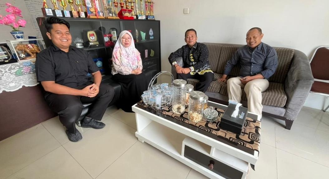 SILATURAHMI: Ketua Yayasan Akbid Prestasi Agung Tulangbawang Selamat Efendi, M.Pd. saat berkunjung ke kampus The Best IIB Darmajaya, Selasa (5/5).