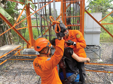 Diduga Dipicu Masalah Rumah Tangga, Pria Bertahan Dua Jam di Puncak Tower di Way Kandis