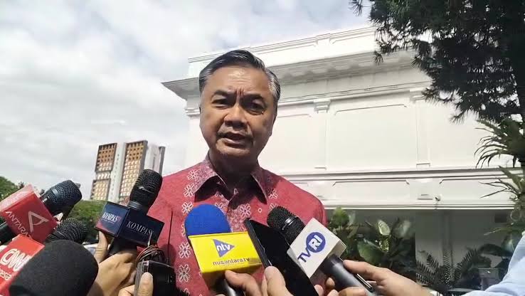 Dino Patti Djalal menilai absennya delegasi resmi Indonesia pada prosesi pemakaman Ayatollah Ali Khamenei memunculkan pertanyaan mengenai konsistensi politik luar negeri bebas aktif. -