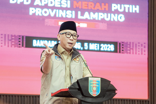 Gubernur Lampung menegaskan pentingnya hilirisasi desa saat pelantikan DPD Apdesi Merah Putih Lampung.