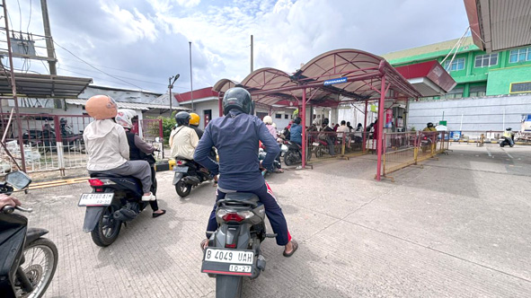 Harga Minyak Dunia Turun, Pertamax Berpeluang Turun Harga, Antrean Pertalite di Lampung Masih Mengular