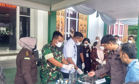 Kejari Metro Musnahkan Barang Bukti Judi Online dan TPPU, Aset Rampasan Capai Miliaran Rupiah