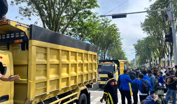 Ratusan Sopir Truk Pasir Kepung Kantor Pemkot dan DPRD Balikpapan, Protes Kelangkaan Solar