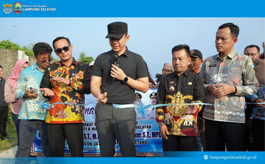 Bupati Lamsel Resmikan Jalan Lubuk Dalam-Way Urang