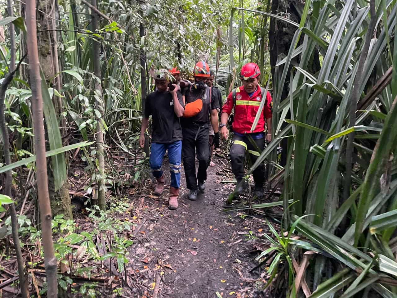 EVAKUASI: Tim SAR gabungan membawa kantong jenazah korban erupsi gunung api Dukono di Halmahera Utara, Maluku Utara, Minggu 10 Mei 2026.