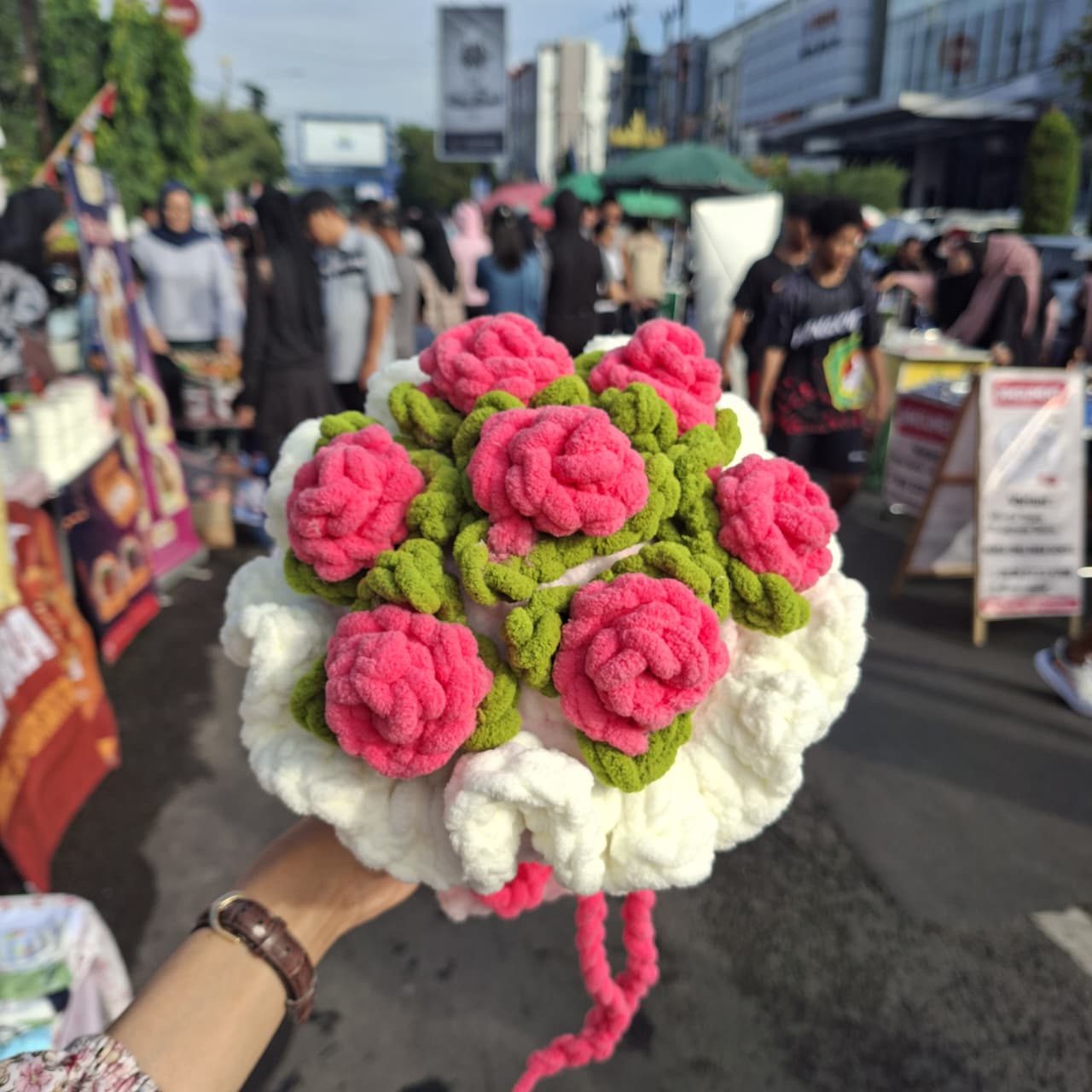 HOBI BERBUAH USAHA: Hobi yang ditekuni dengan serius mampu membuka peluang usaha Siti Annisa Nurjanah.