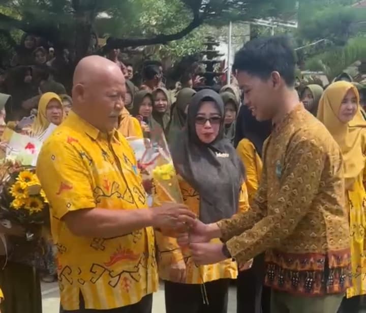HARU: Keluarga besar SMAN 1 Terbanggibesar, Lampung Tengah, yang terdiri atas guru, staf, dan siswa  menghantarkan Drs. Nyoman Suarmo, M.M.memasuki purnatugas.
