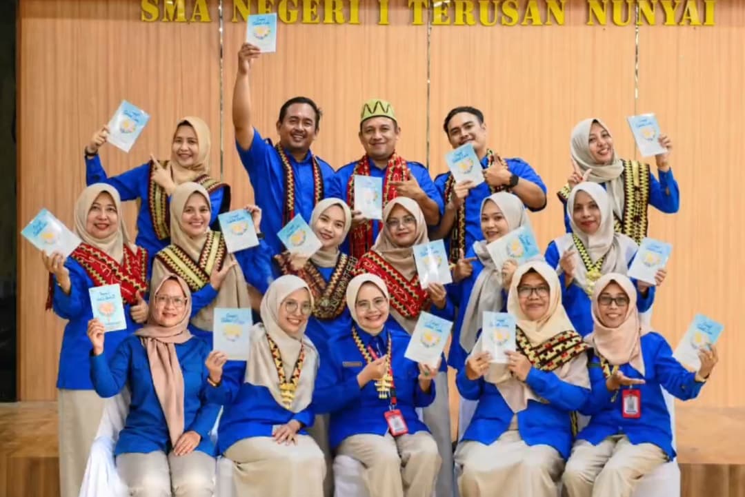 LAUNCHING BUKU: Kepala sekolah, guru, tenaga pendidik, dan staf TU SMAN 1Terusannunyai yang menulis buku Langit setelah Luka.