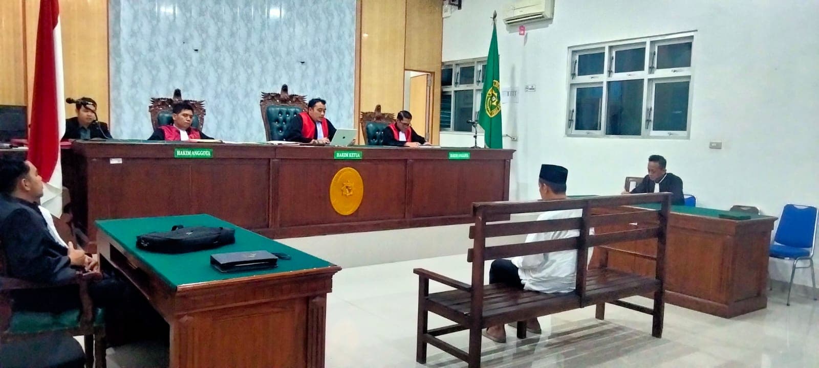 Sulaiman (57), warga Kayuagung, Sumatera Selatan, tertunduk lesu di kursi pesakitan Pengadilan Negeri Gunungsugih, Lampung Tengah, Selasa (23/6).