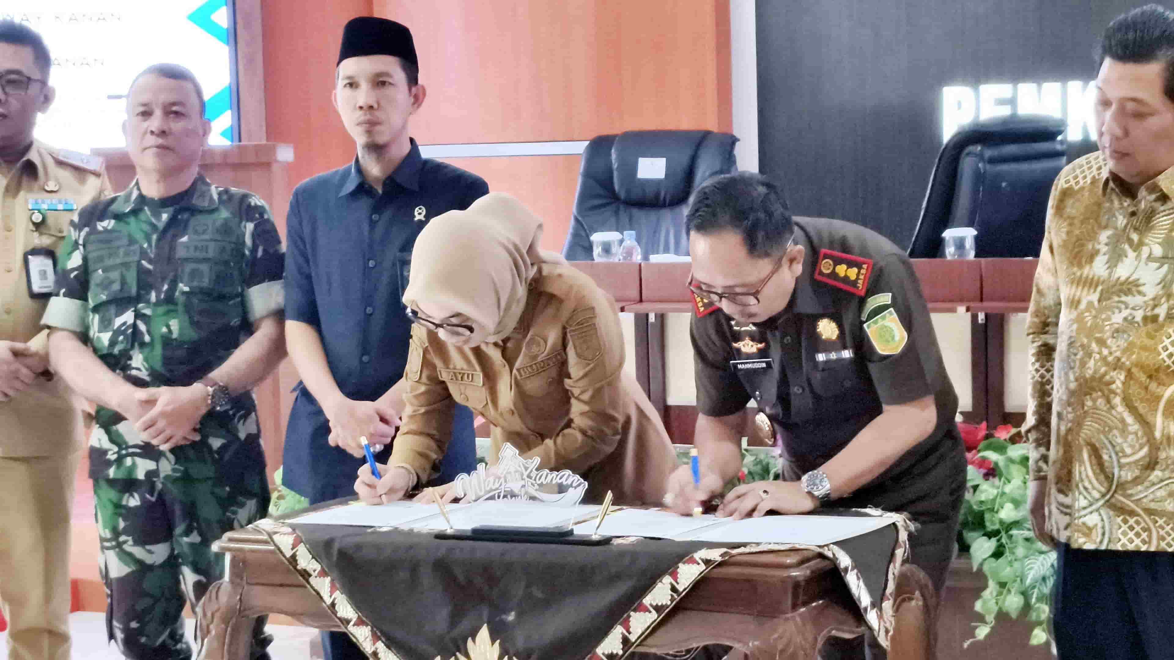 KERJA SAMA: Pemkab bersama Kejari tanda tangan kerja sama bidang perdata dan tata usaha negara.