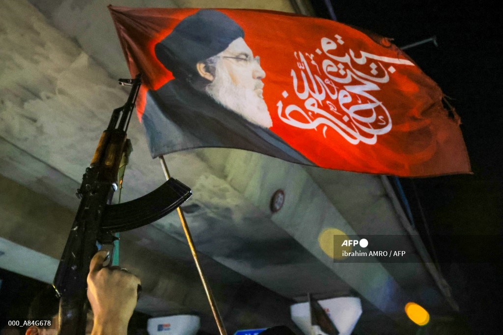 GENCATAN SENJATA: Warga Kota Beirut merayakan gencatan senjata dengan mengibarkan bendera Ayatollah Ali Khamenei dan rentetan tembakan ke udara.