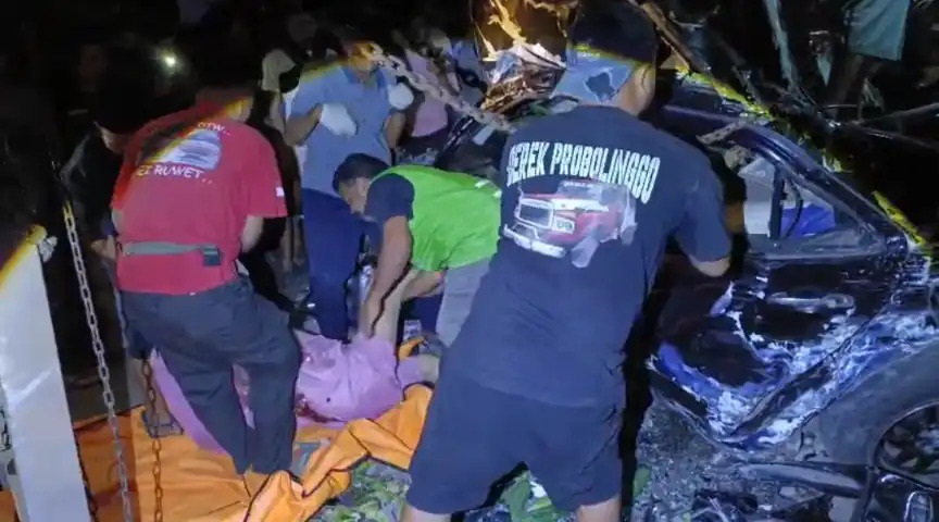 Truk Trailer Hantam Satu Keluarga
