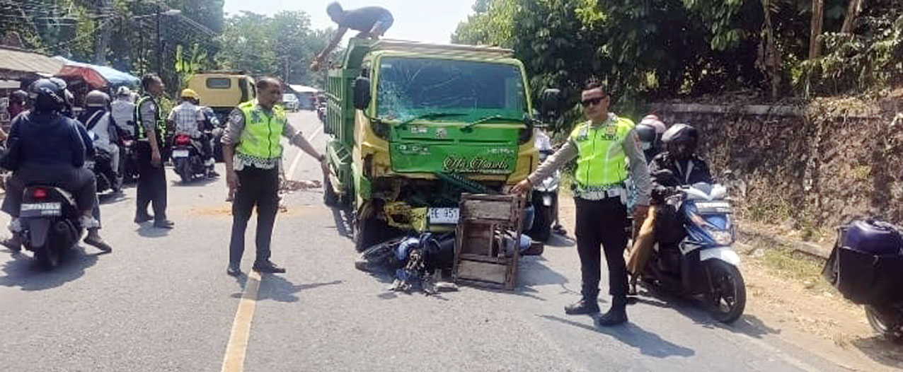 Nyalip di Tikungan, Pemotor di Pringsewu Tewas Tabrak Truk Pasir