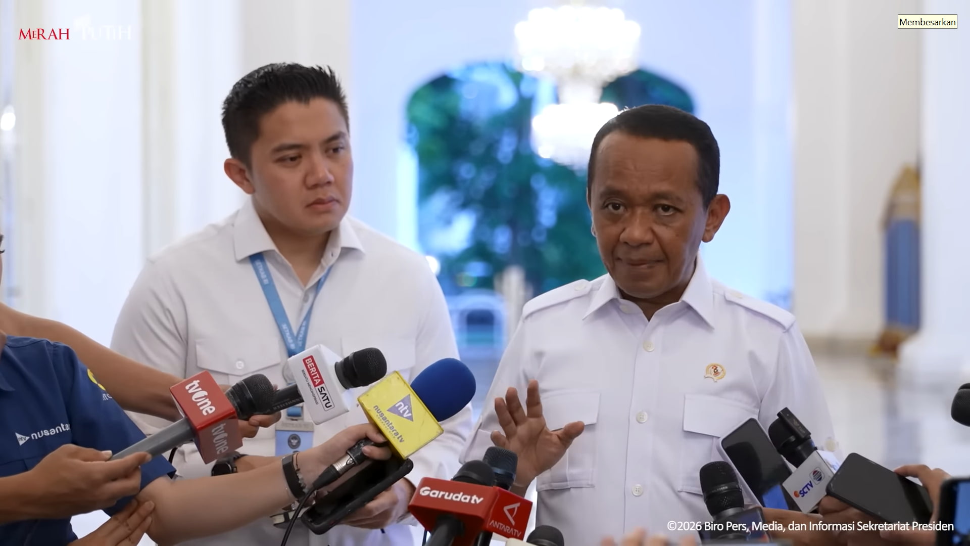 BERI PERNYATAAN: Menteri ESDM Bahlil Lahadalia memberikan keterangan kepada awak media di Istana Merdeka terkait rencana impor minyak mentah dari Rusia untuk memenuhi kebutuhan energi nasional.