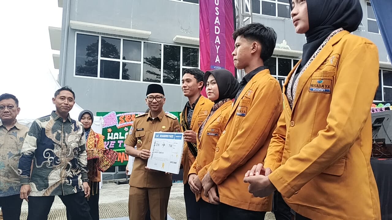 PROGRAM MAGANG: Gubernur Lampung Rahmat Mirzani Djausal melepas mahasiswa Nusadaya Academy untuk magang di Taiwan.