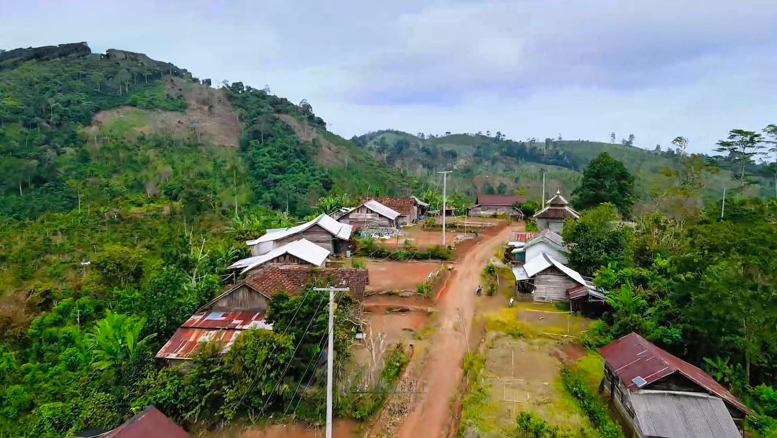 Nyalakan Listrik di 7 Desa, PLN UID Lampung Tingkatkan Rasio Desa Berlistrik Provinsi Lampung