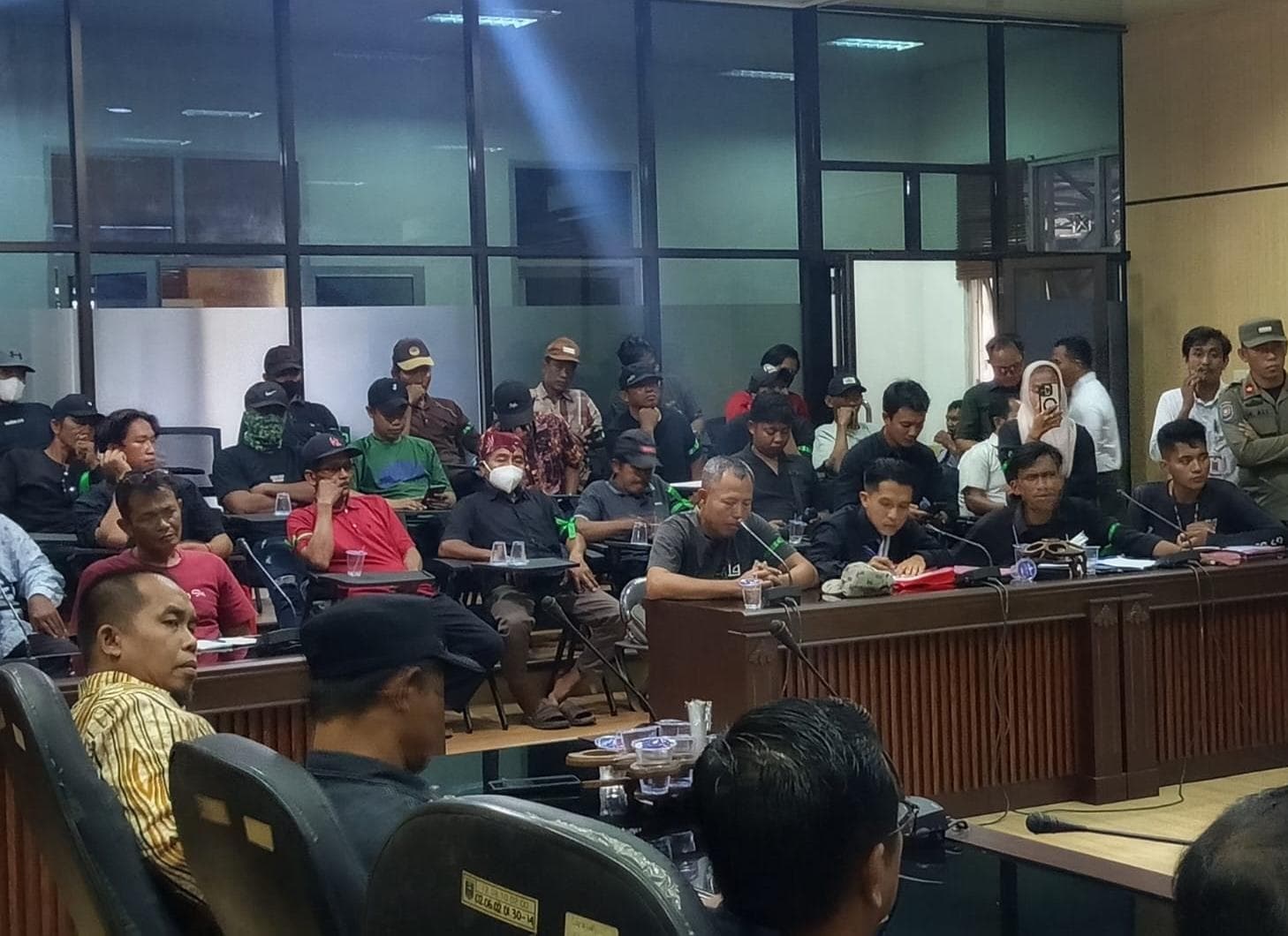 BERDEBAT: DKP3 Metro dan petani saat menghadiri rapat dengar pendapat di DPRD Metro.