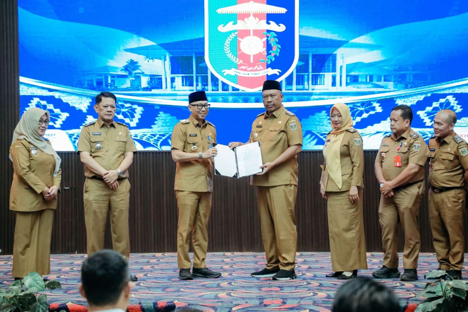 Gubernur Lampung Rahmat Mirzani Djausal menyerahkan SK Plt. Bupati Lamteng kepada Komang Koheri.