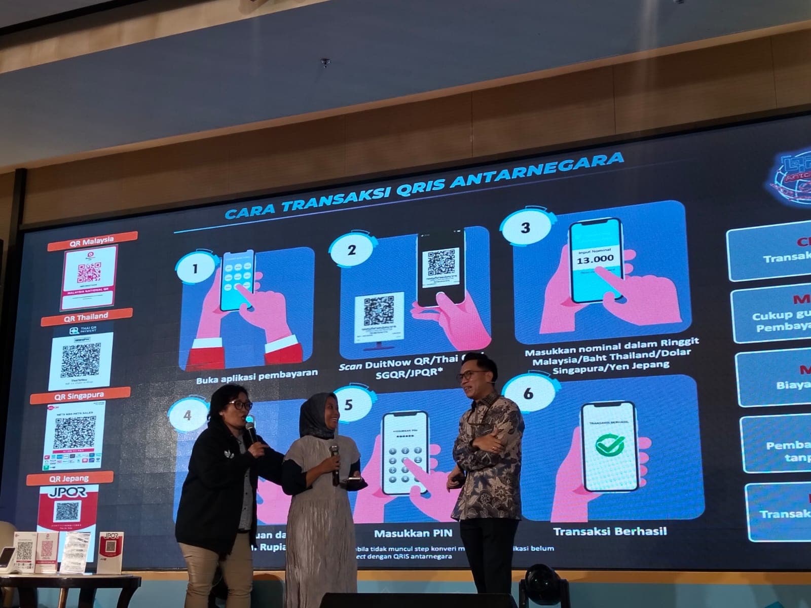 Ekonom Senior Departemen Kebijakan Sistem Pembayaran BI, Willy Togi (kiri), saat menjelaskan ekspansi QRIS ke 8 negara di Bandung.