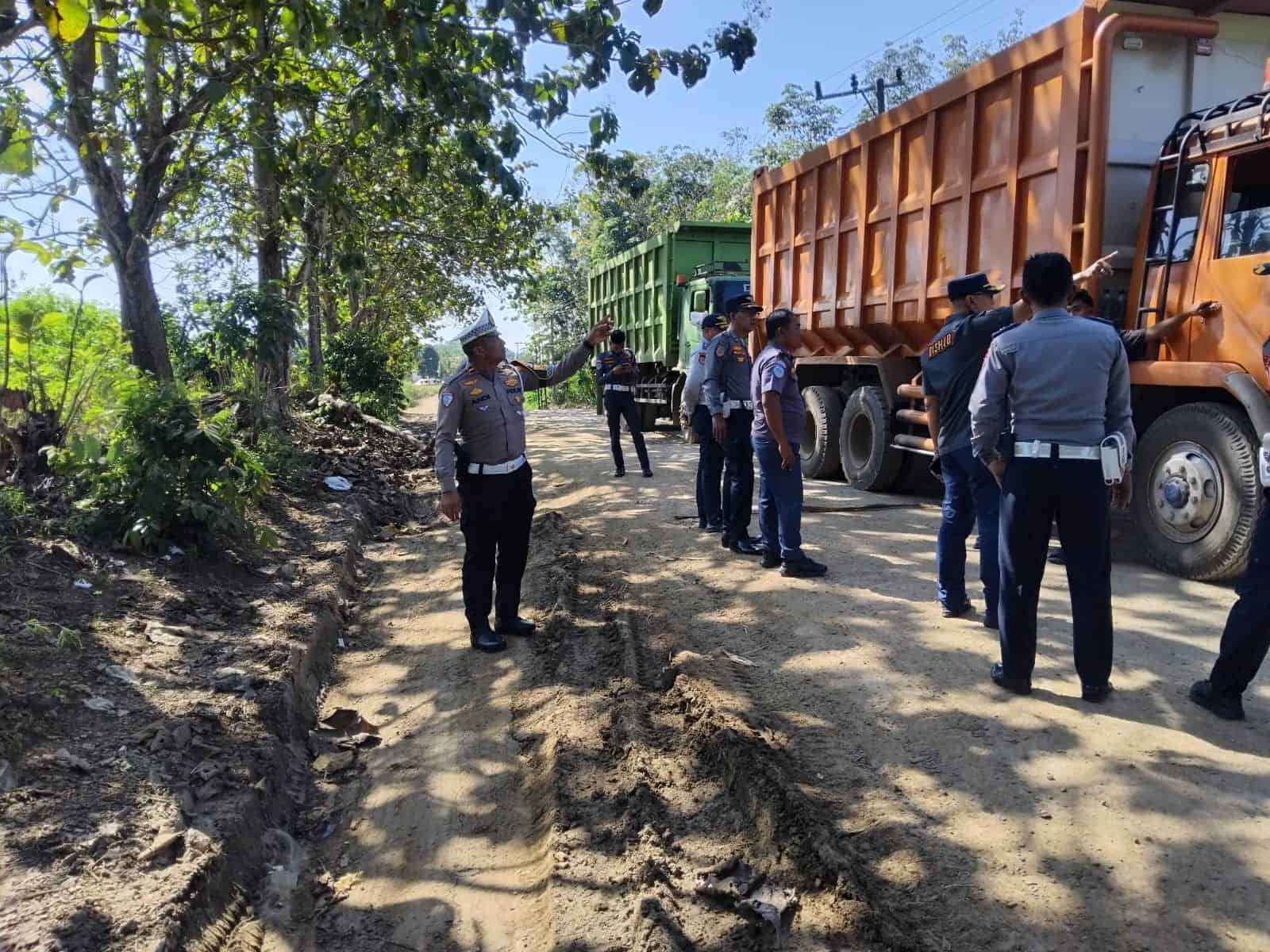 Polisi dan Dishub Tertibkan Kendaraan Truk Overload