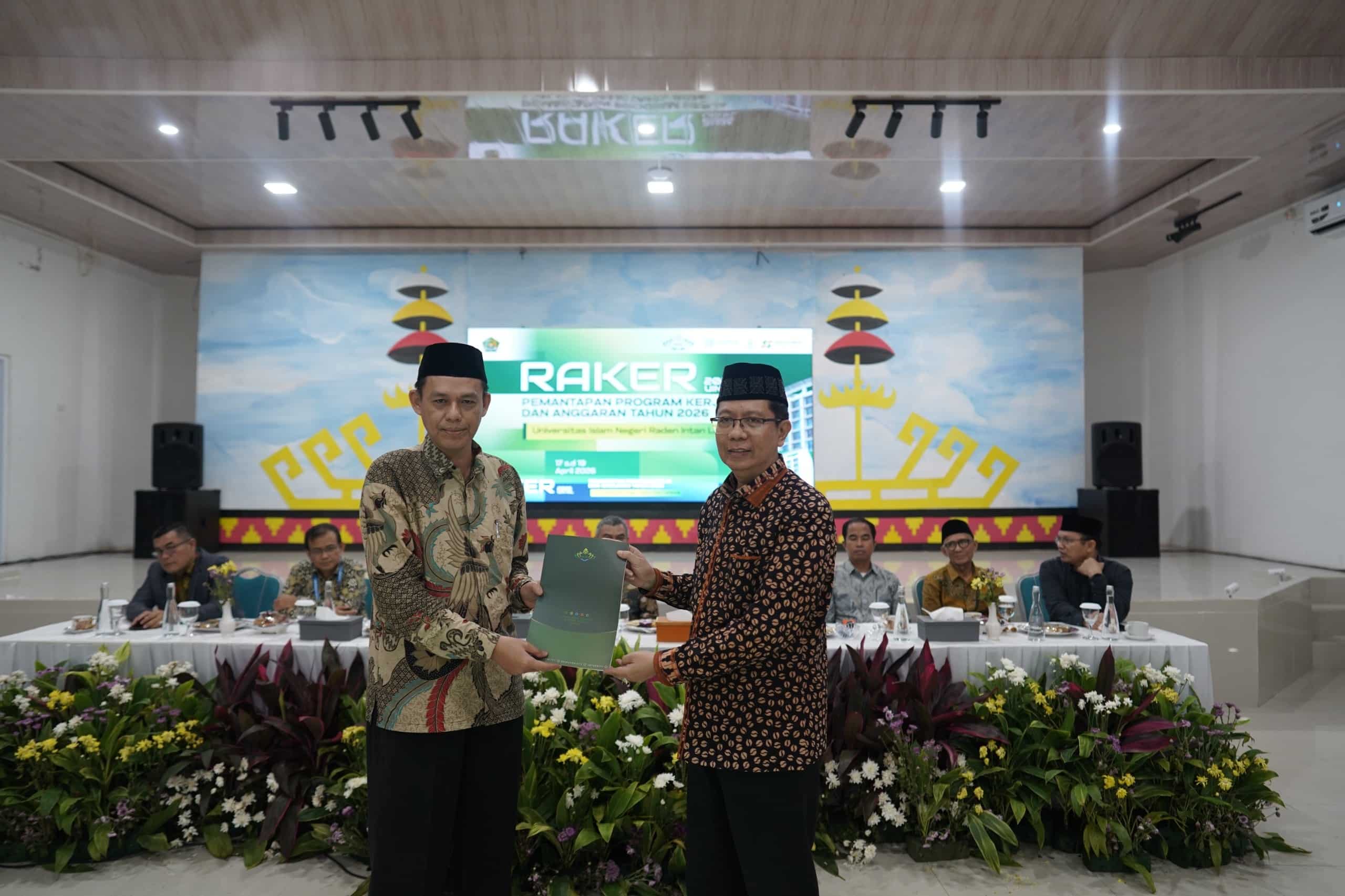 PENYERAHAN HASIL RAKER: Rektor UIN RIL Prof. Hi. Wan Jamaluddin Z., M.Ag., Ph.D. menerima hasil Raker Pemantapan Program Kerja dan Anggaran Universitas Islam Negeri  Raden Intan Lampung (UIN RIL)  2026.