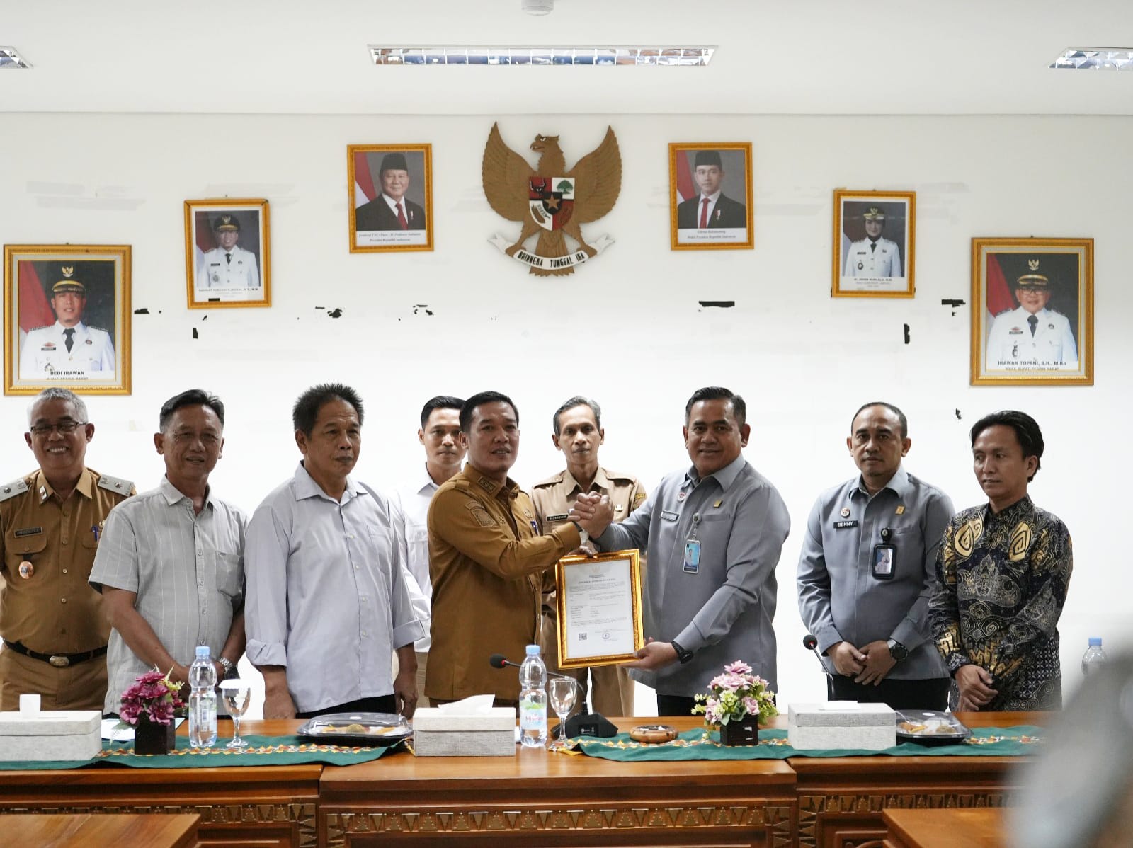 Kanwil Kemenkum Lampung Serahkan Sertifikat Indikasi Geografis Damar Mata Kucing Pesisir Barat